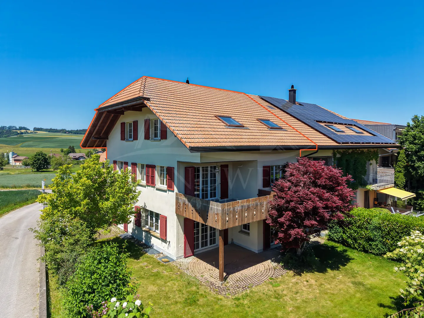 Maison jumelée de 4,5 pièces avec beaucoup d'espace et jardin à Niedermuhlern - Photo 1 sur 11