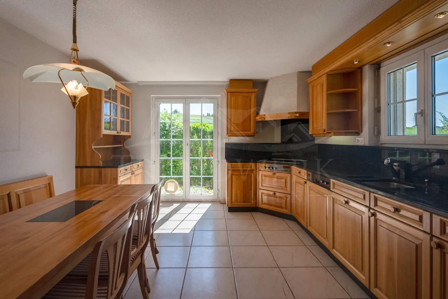 Maison jumelée de 4,5 pièces avec beaucoup d'espace et jardin à Niedermuhlern - Photo 3 sur 11