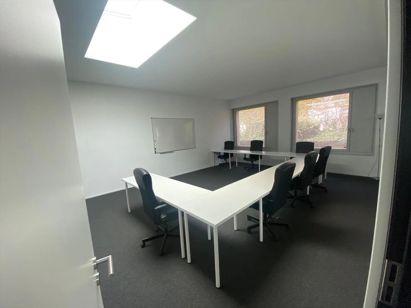 Spacious offices near the lake - Photo 2 of 4