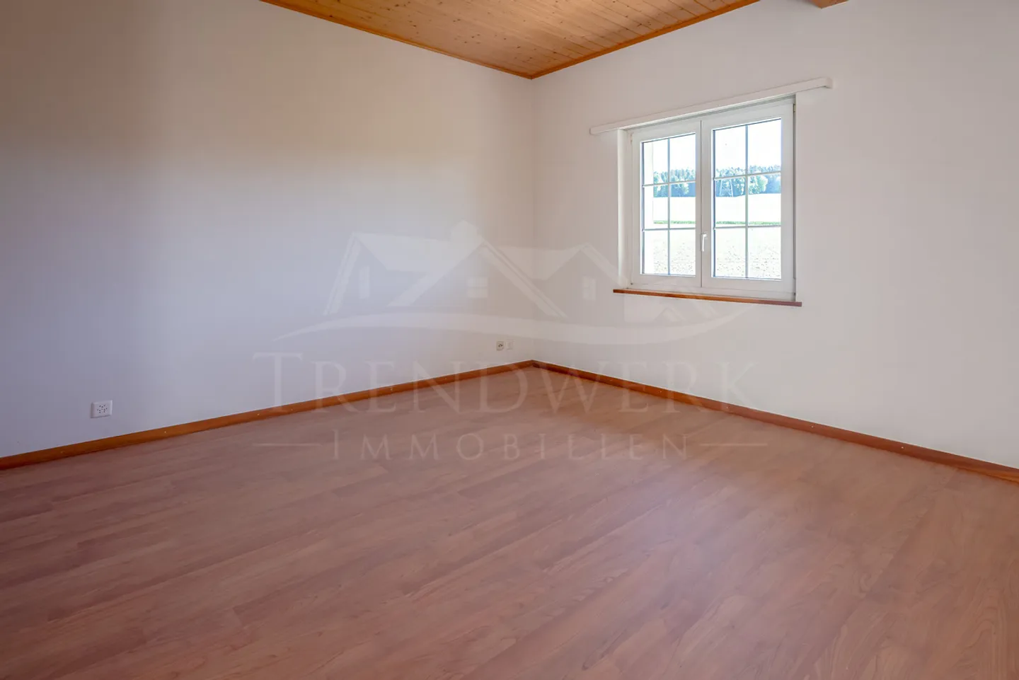 Maison jumelée de 4,5 pièces avec beaucoup d'espace et jardin à Niedermuhlern - Photo 9 sur 11