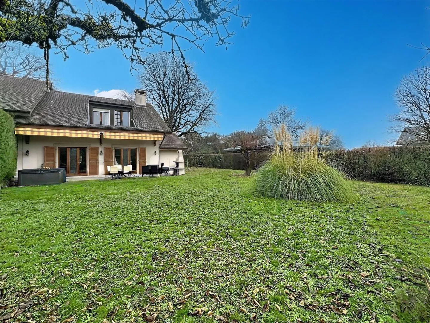 Maison lumineuse avec cheminée, jardin et grand potentiel - Photo 1 sur 13