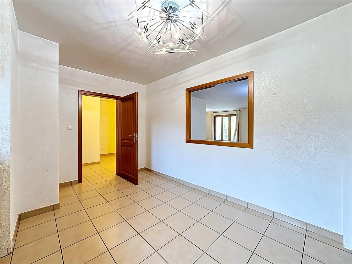 Maison lumineuse avec cheminée, jardin et grand potentiel - Photo 7 sur 13