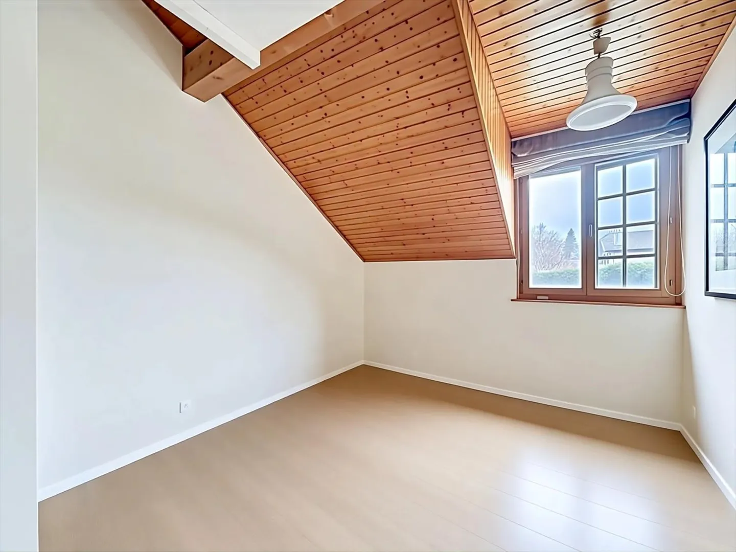 Maison lumineuse avec cheminée, jardin et grand potentiel - Photo 12 sur 13