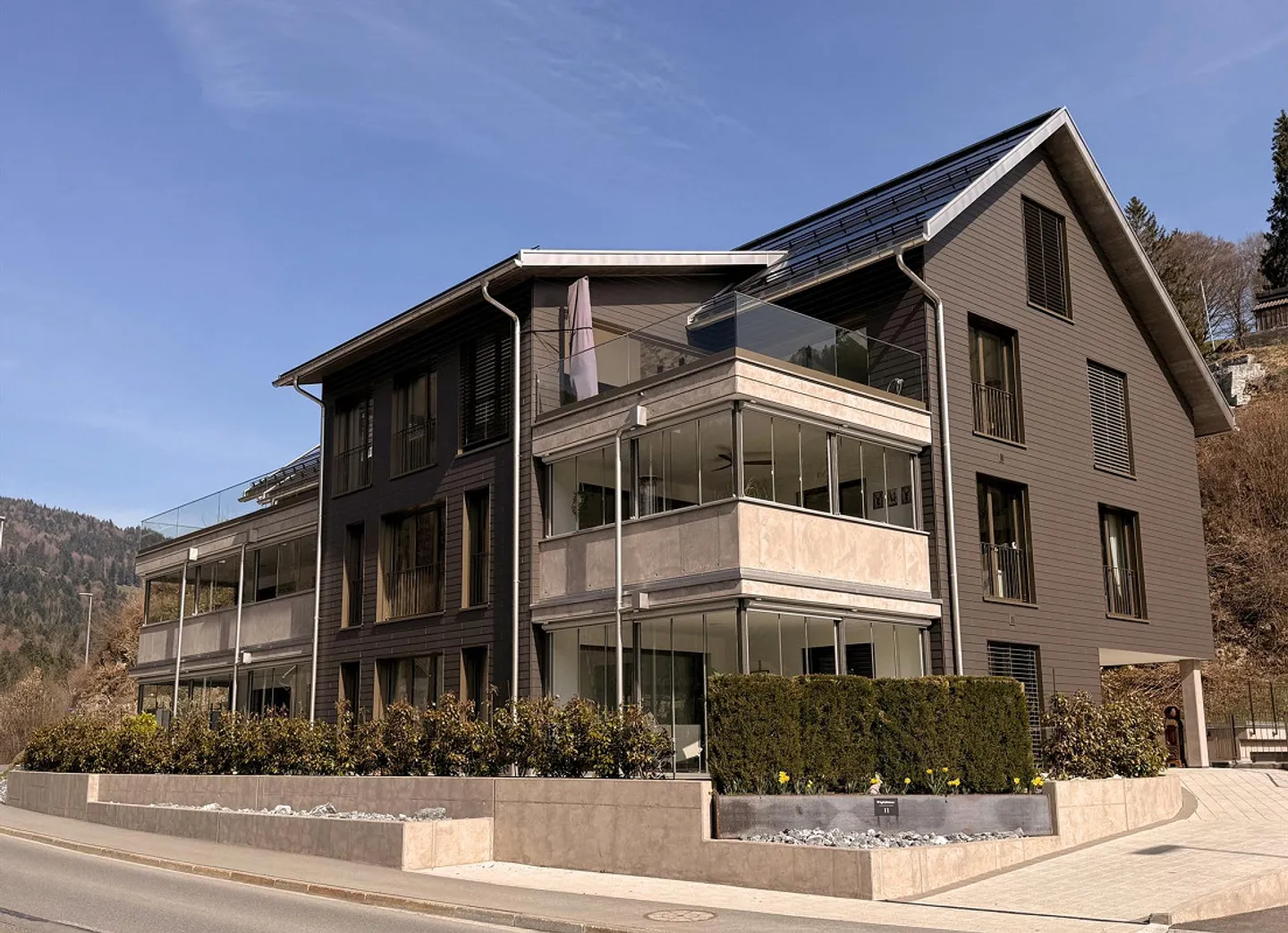 Grossflächige moderne Wohnung mit verglaster Terrasse - Foto 1 von 17