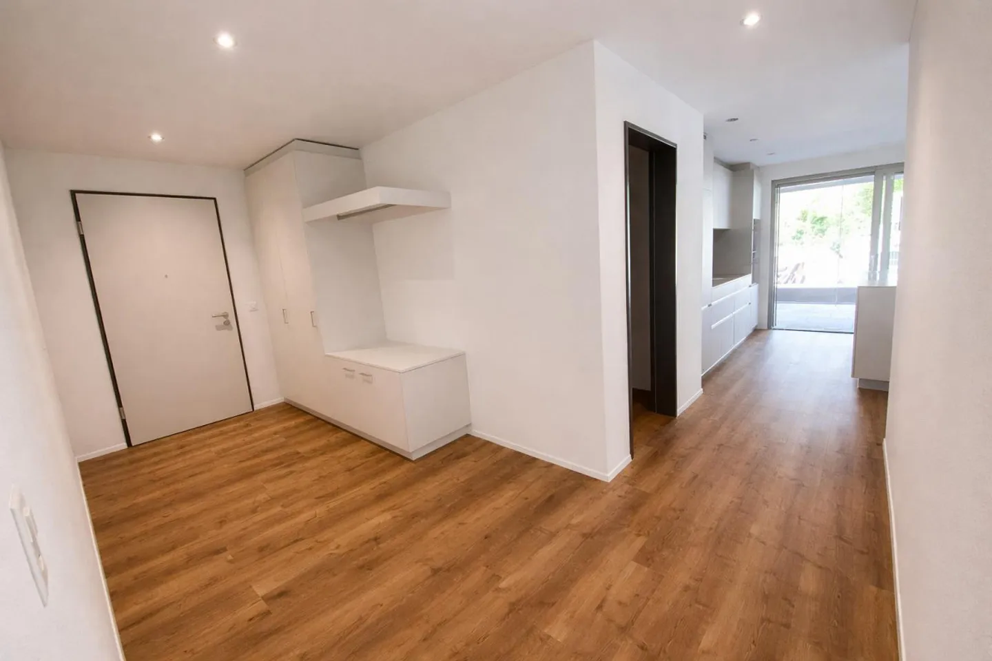 Grossflächige moderne Wohnung mit verglaster Terrasse - Foto 3 von 17
