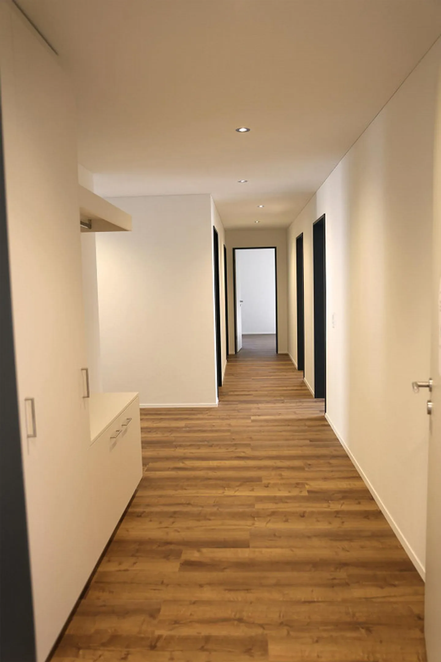 Grossflächige moderne Wohnung mit verglaster Terrasse - Foto 4 von 17