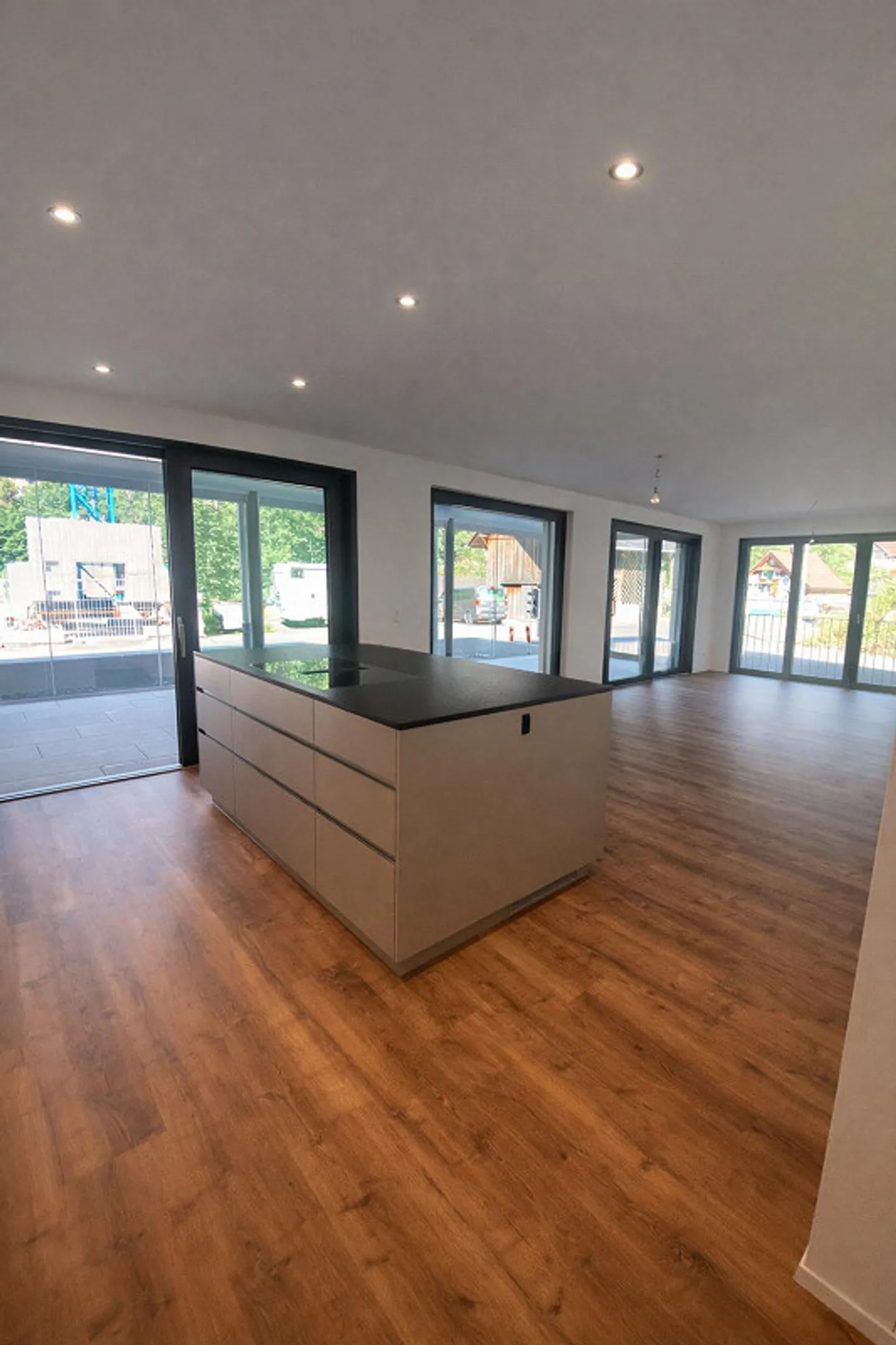 Grossflächige moderne Wohnung mit verglaster Terrasse - Foto 5 von 17