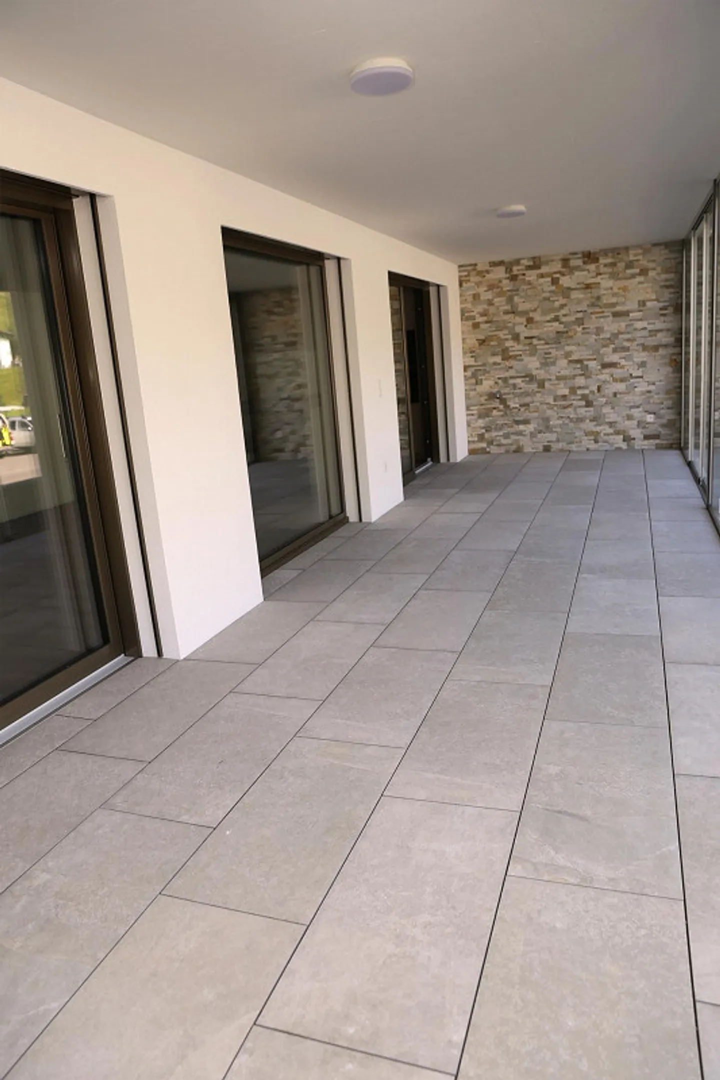 Grossflächige moderne Wohnung mit verglaster Terrasse - Foto 6 von 17