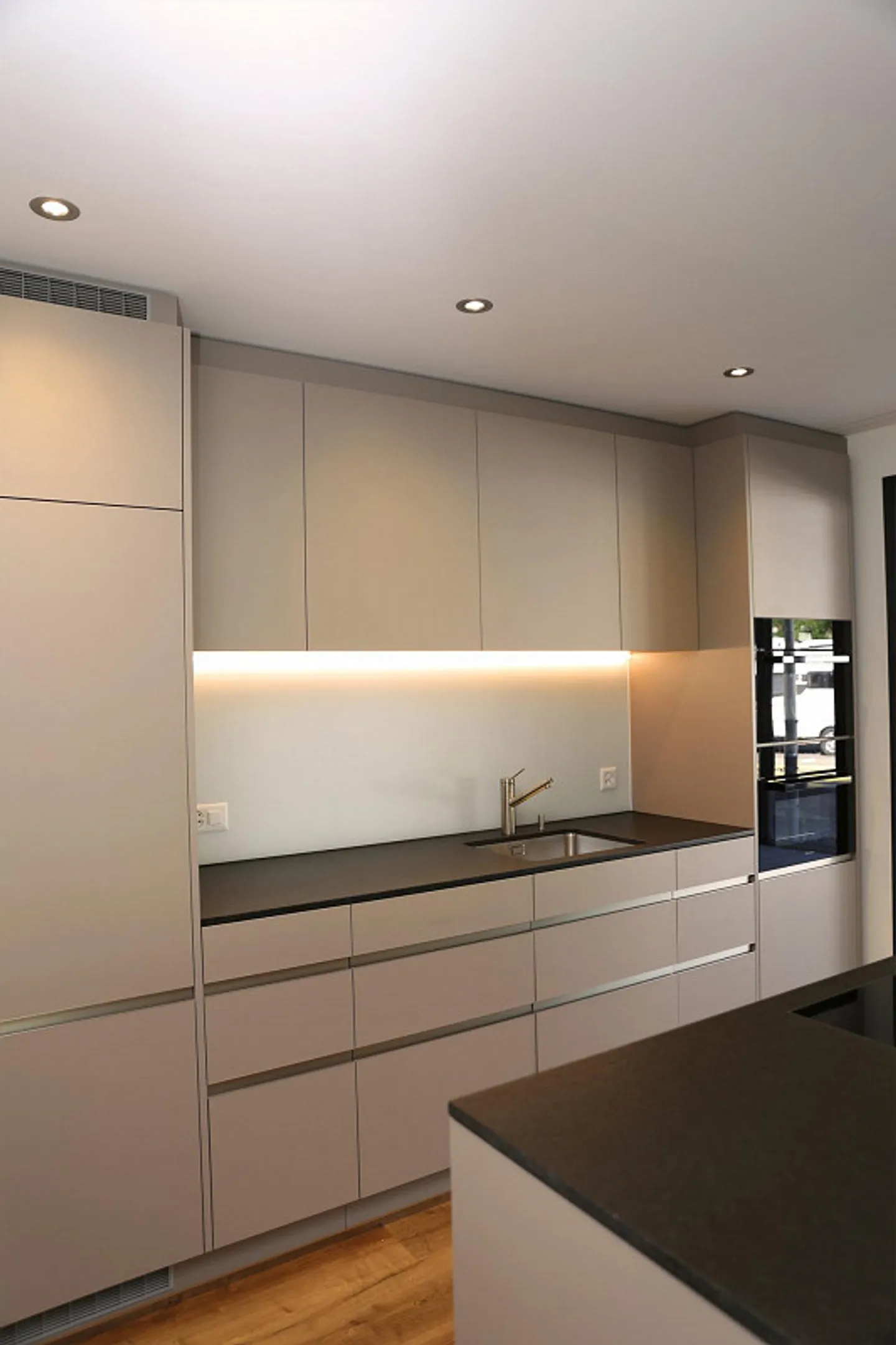 Grossflächige moderne Wohnung mit verglaster Terrasse - Foto 8 von 17