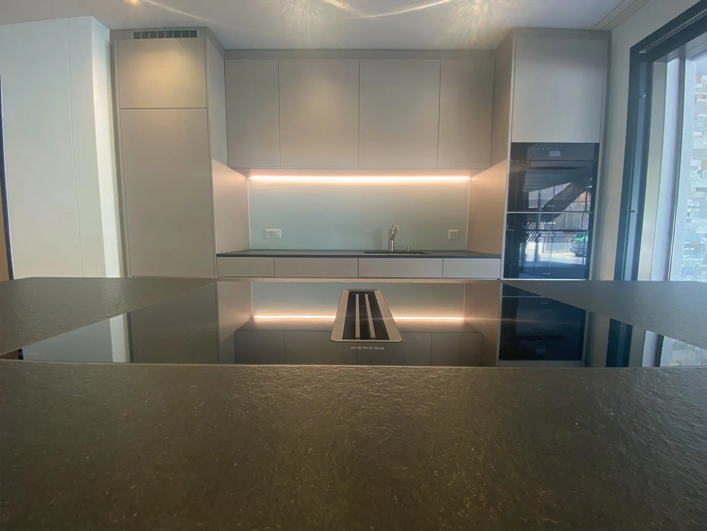 Grossflächige moderne Wohnung mit verglaster Terrasse - Foto 7 von 17