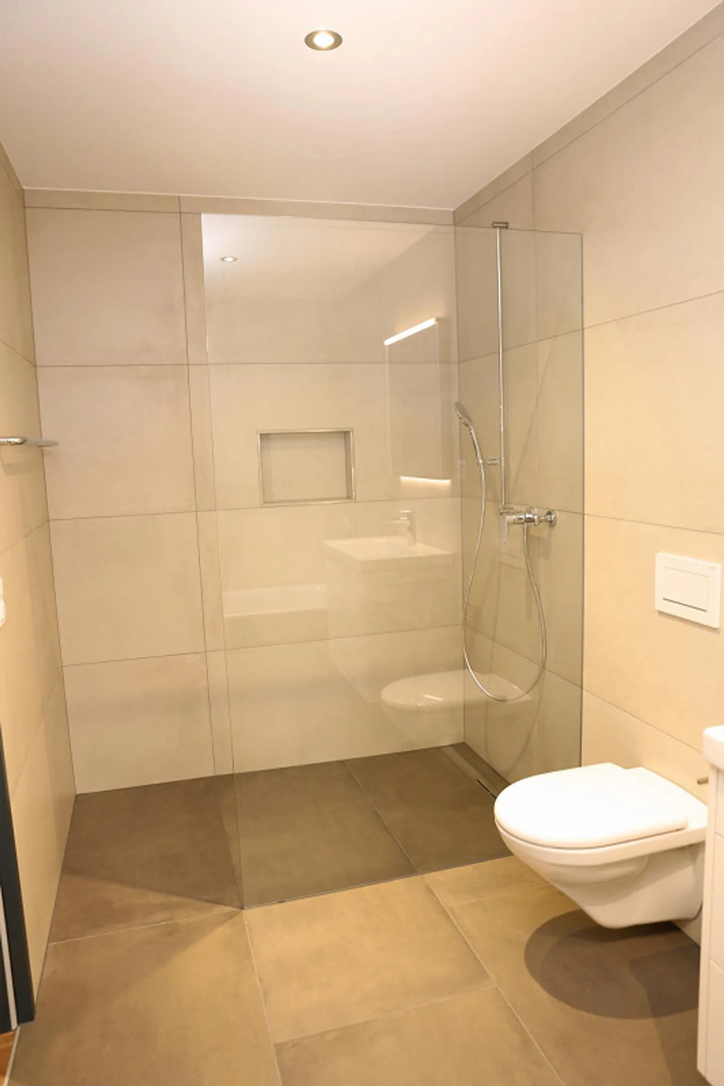 Grossflächige moderne Wohnung mit verglaster Terrasse - Foto 9 von 17