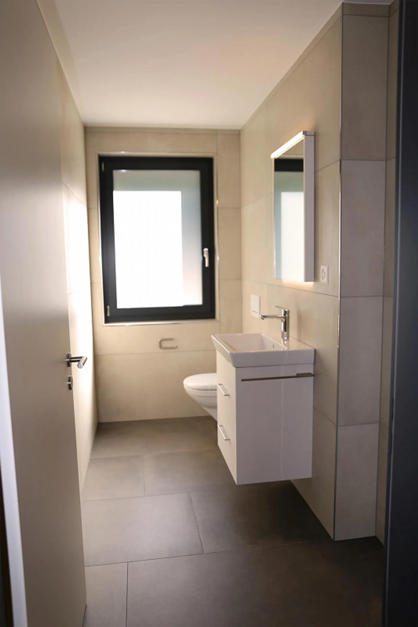 Grossflächige moderne Wohnung mit verglaster Terrasse - Foto 11 von 17