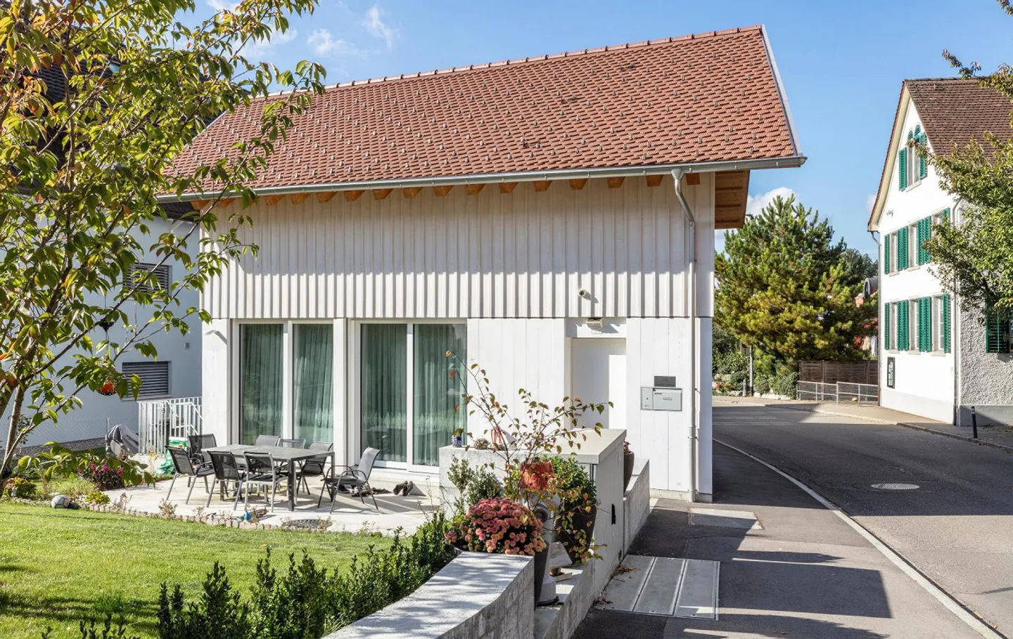 Incantevole casa unifamiliare di 4,5 stanze con giardino nel cuore di Opfikon - Foto 1 di 5