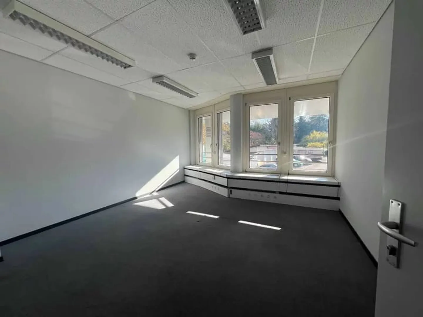 Furnished offices near the airport - Photo 3 of 8