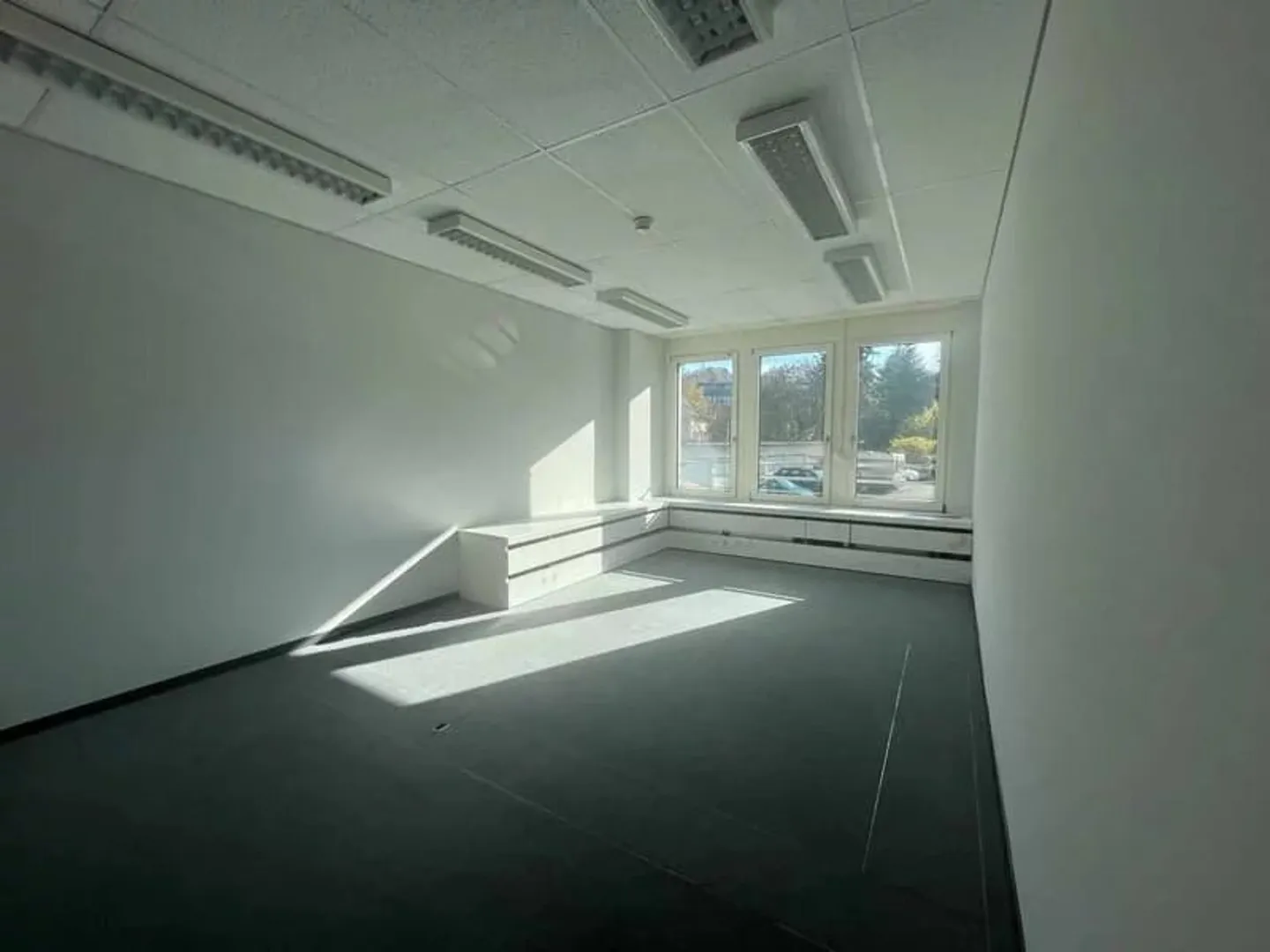 Furnished offices near the airport - Photo 5 of 8