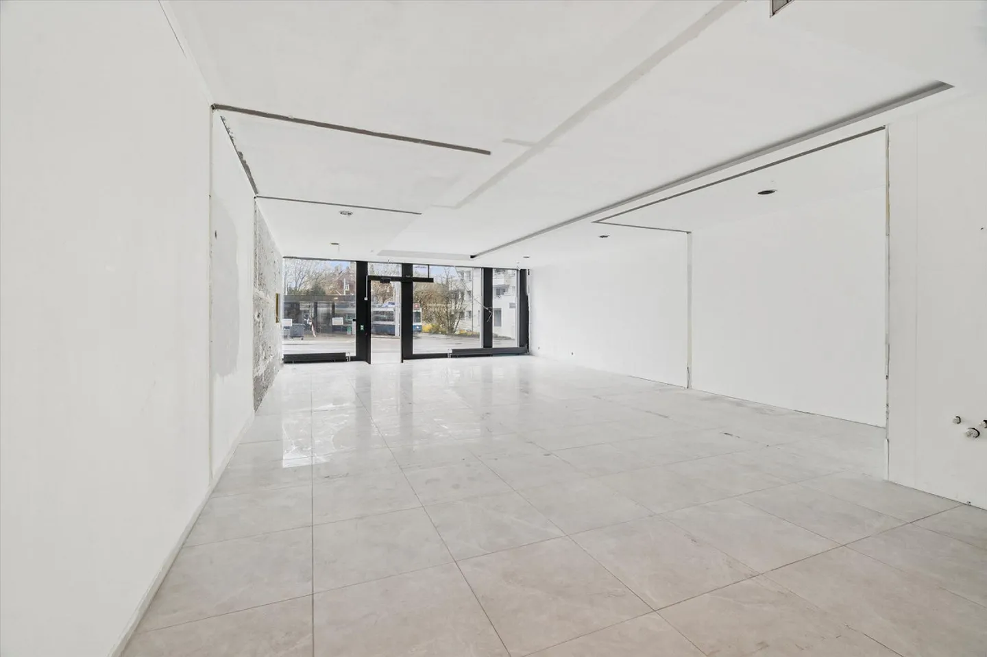 Espace commercial lumineux avec agencement flexible directement au K... - Photo 3 sur 8