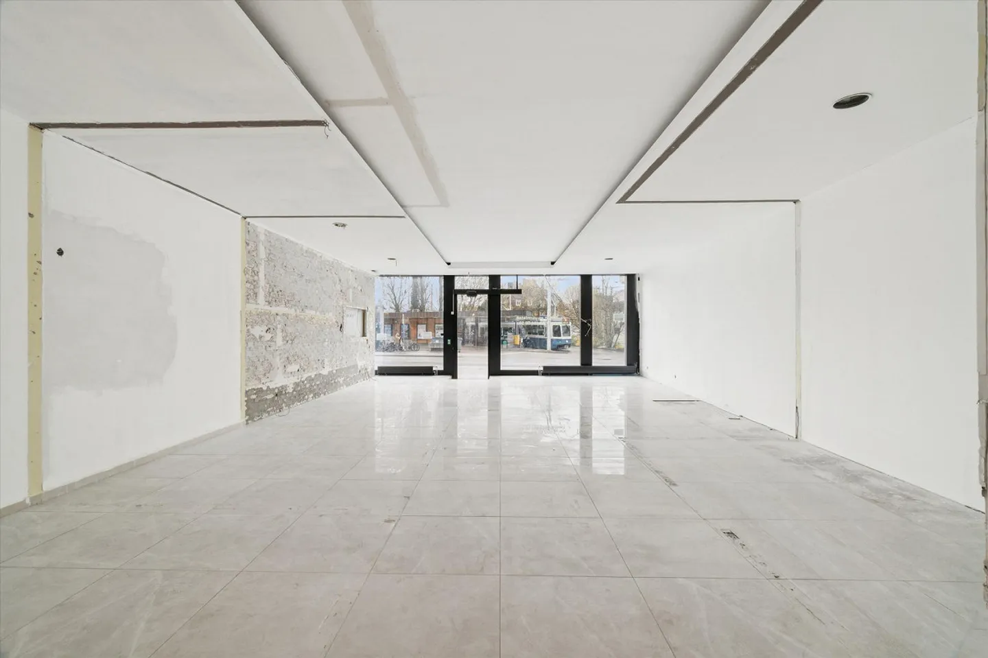 Espace commercial lumineux avec agencement flexible directement au K... - Photo 2 sur 8