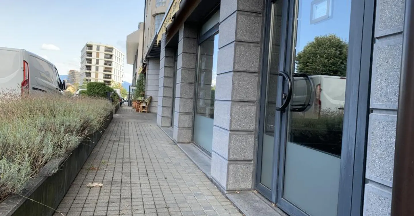 Premium location for rent in Gland! - Photo 3 of 6