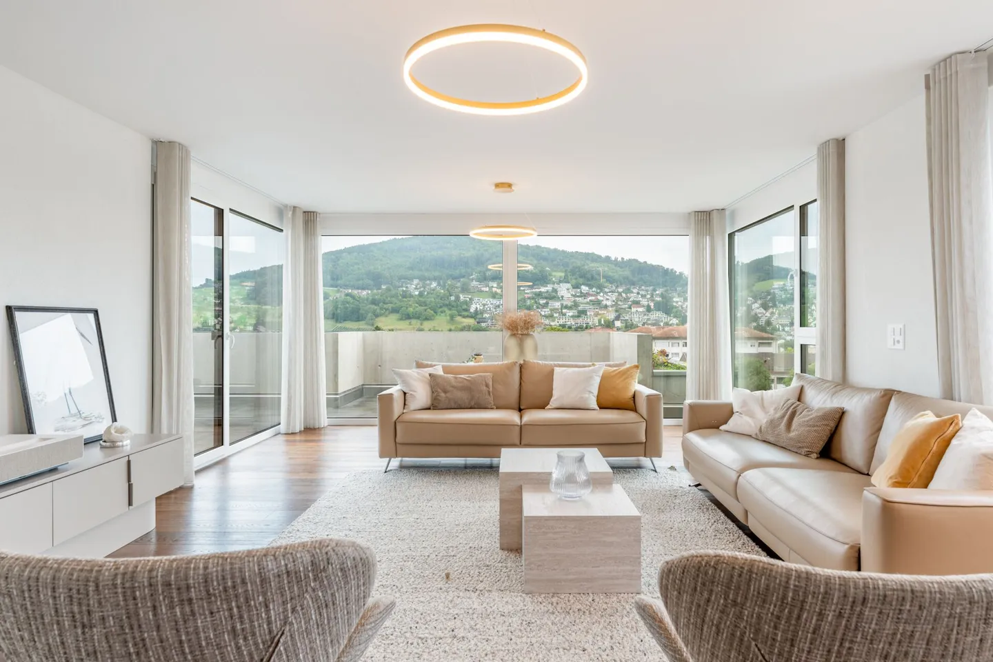 Frenkendorf: Appartamento in terrazza 5.5 stanze con panorama a 180° e sensazione di grattacielo - Foto 1 di 15