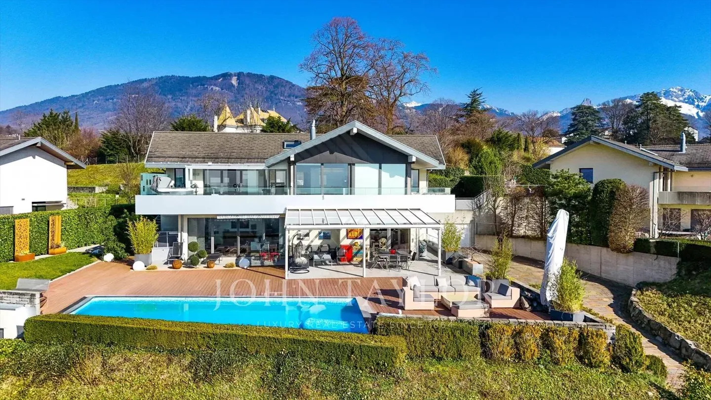Villa moderna con piscina e vista panoramica - Foto 1 di 13