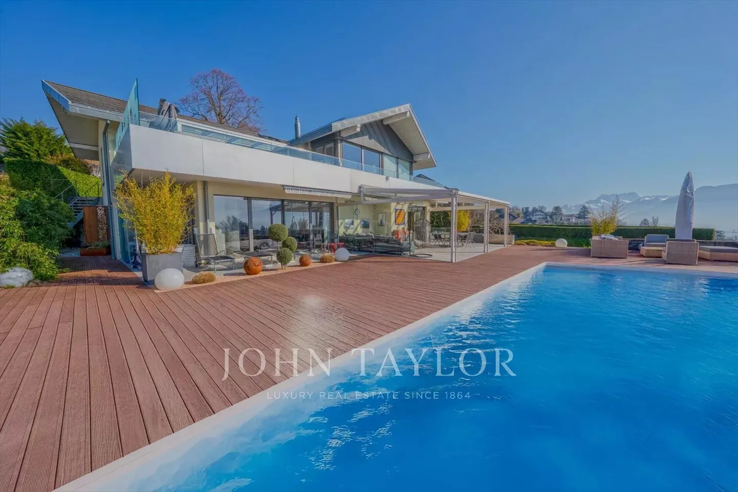 Villa moderna con piscina e vista panoramica - Foto 2 di 13