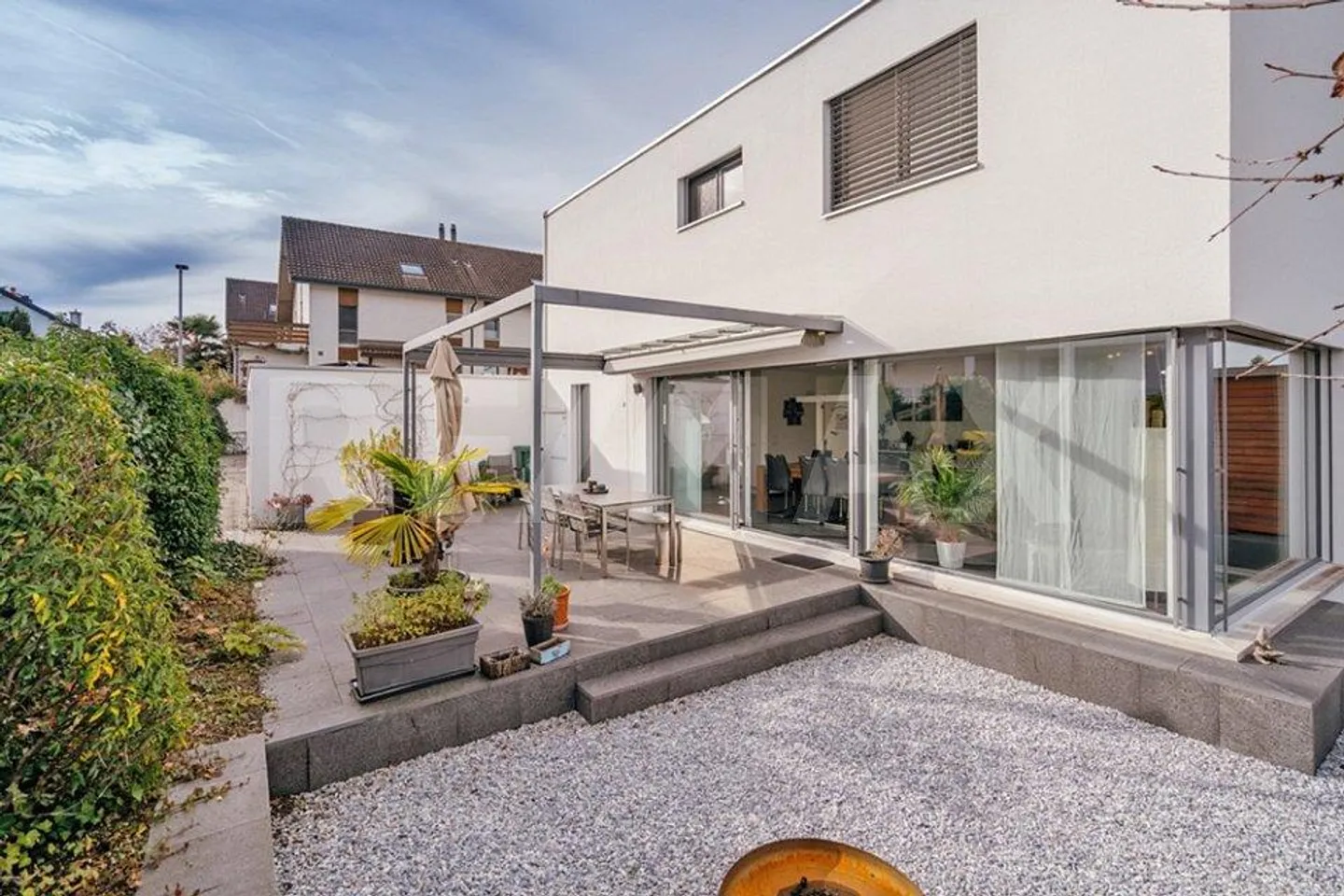 Maison individuelle moderne et indépendante avec aménagement de jardin intelligent - Photo 3 sur 11