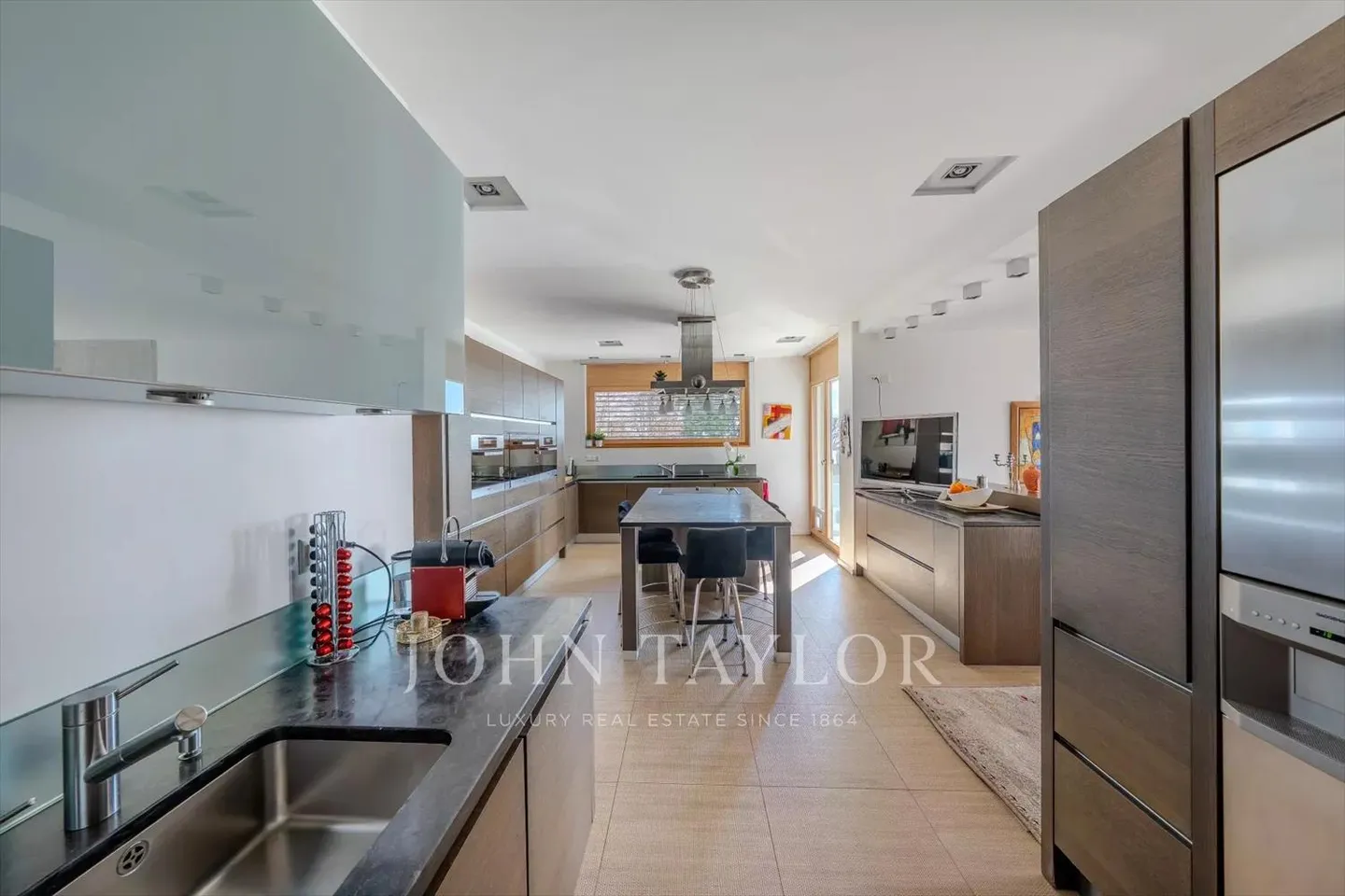 Villa moderna con piscina e vista panoramica - Foto 6 di 13