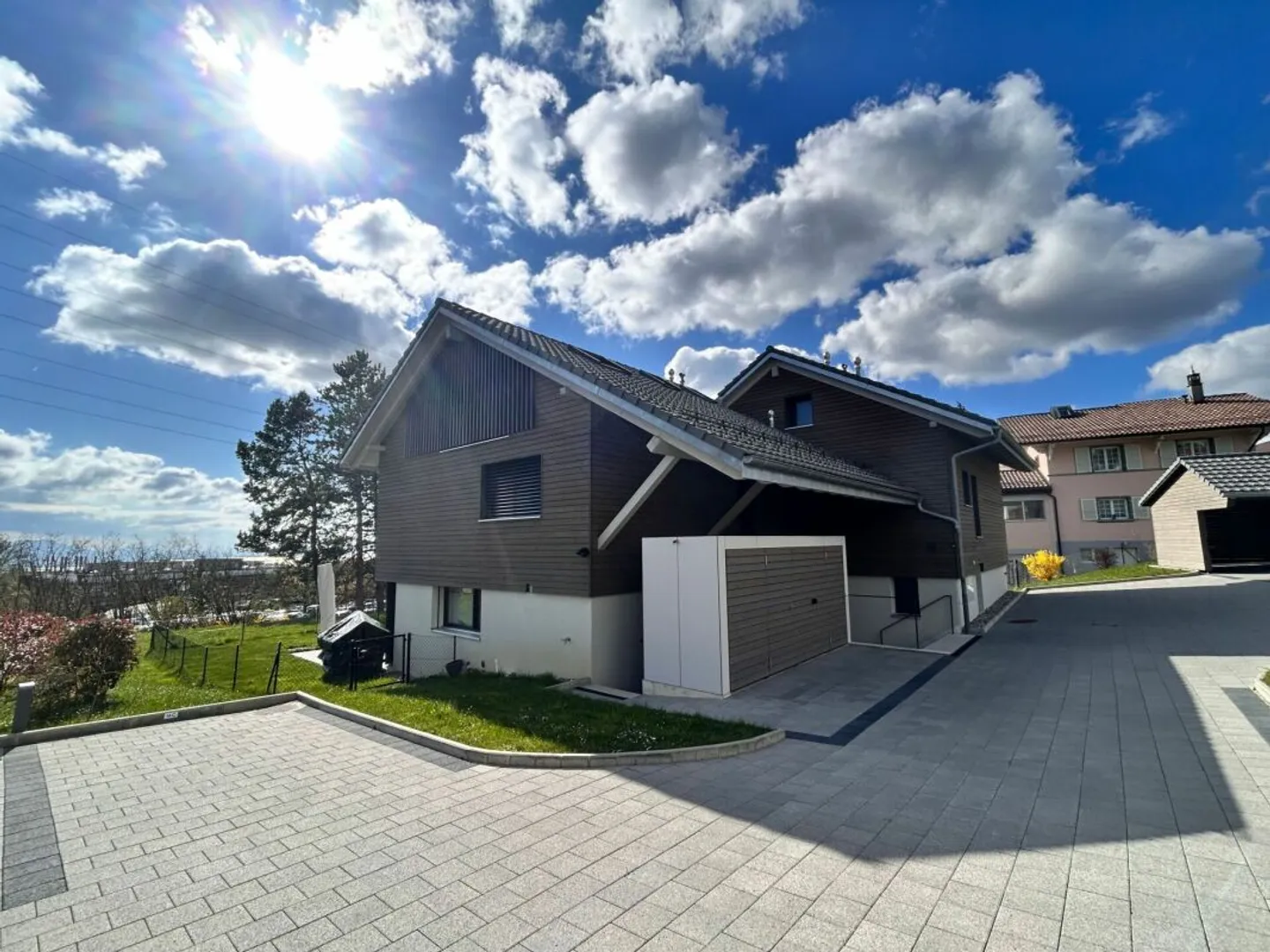 Villa bifamiliare di 5,5 locali in zona tranquilla e vicino alla città! - Foto 1 di 9