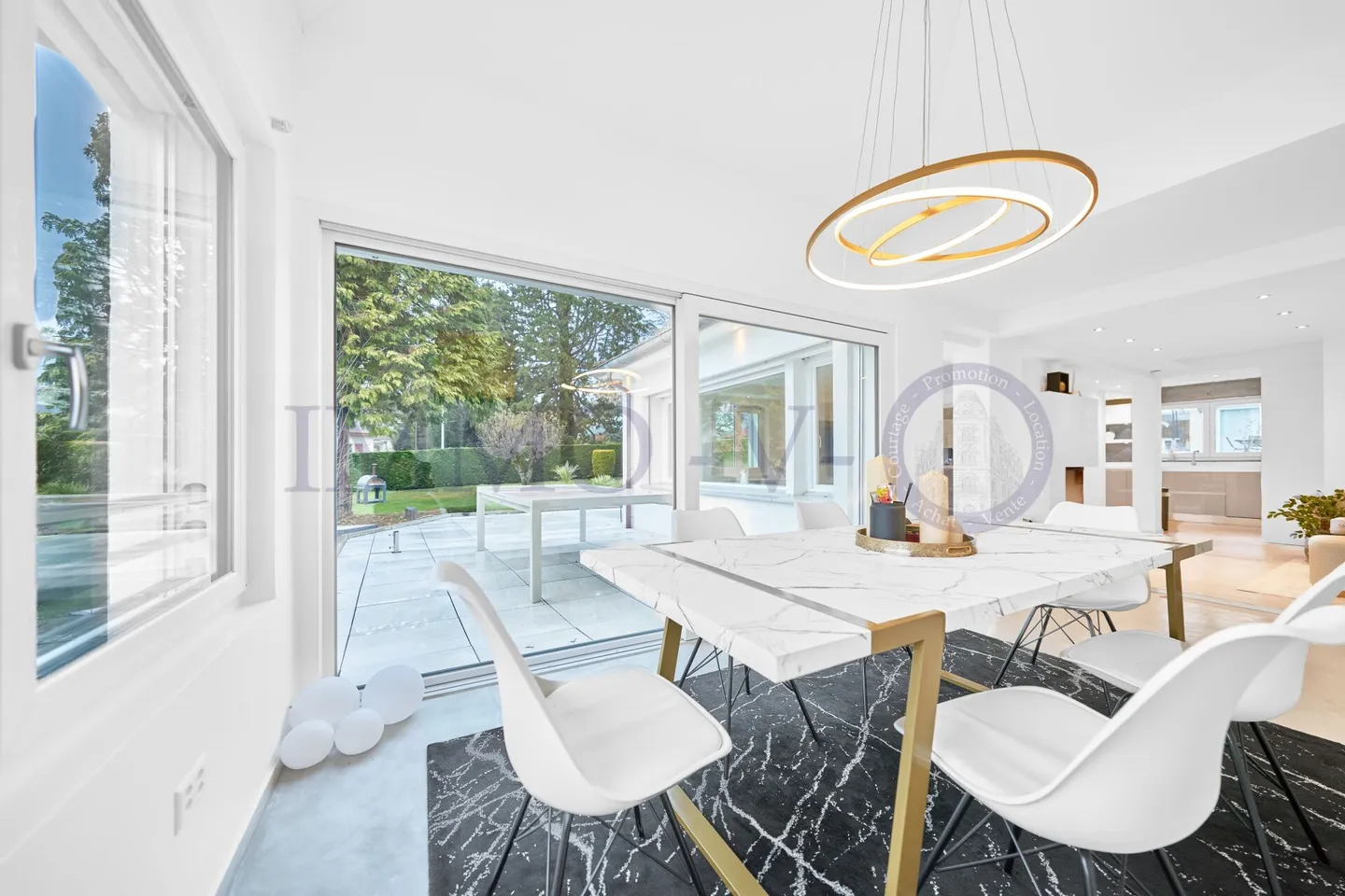 GERÄUMIGE HOCHWERTIGE VILLA MIT GROSSEN GARTEN UND SCHWIMMBAD - Foto 1 von 13