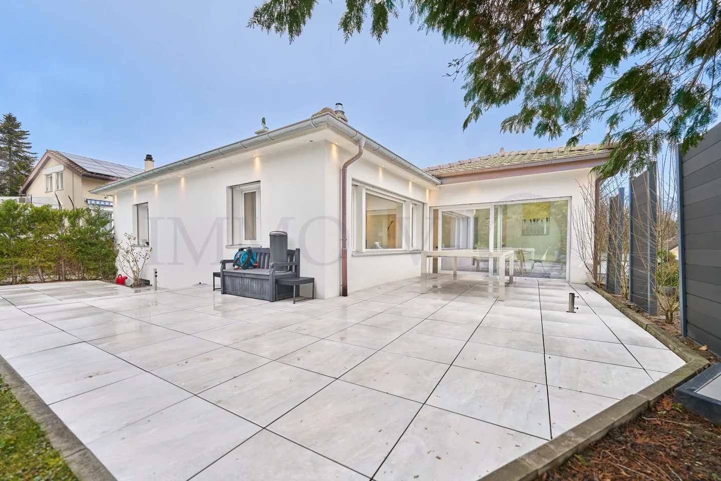 GERÄUMIGE HOCHWERTIGE VILLA MIT GROSSEN GARTEN UND SCHWIMMBAD - Foto 2 von 13