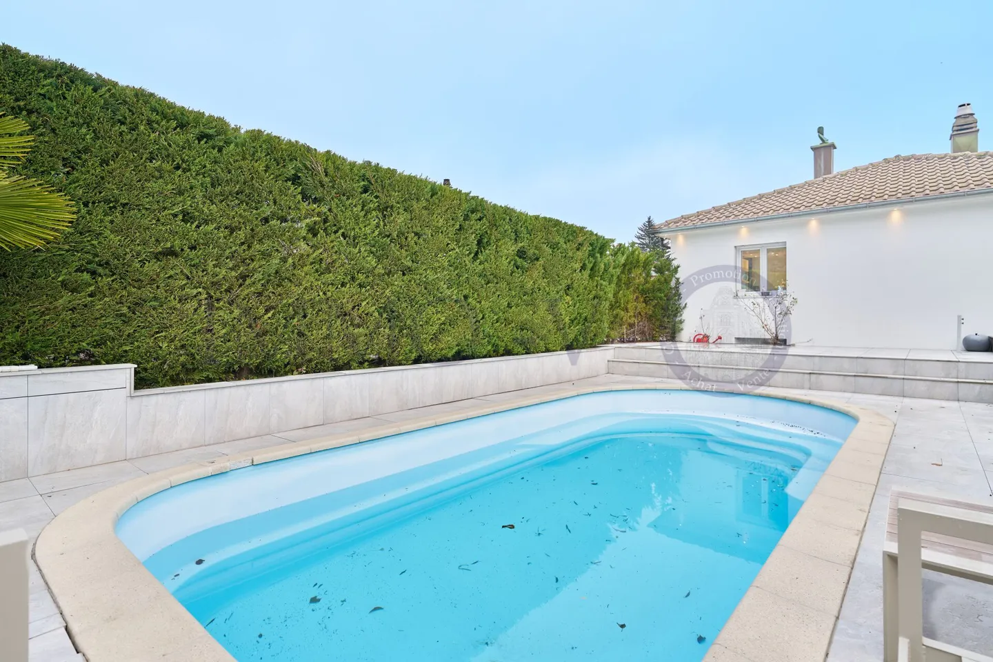 GERÄUMIGE HOCHWERTIGE VILLA MIT GROSSEN GARTEN UND SCHWIMMBAD - Foto 3 von 13