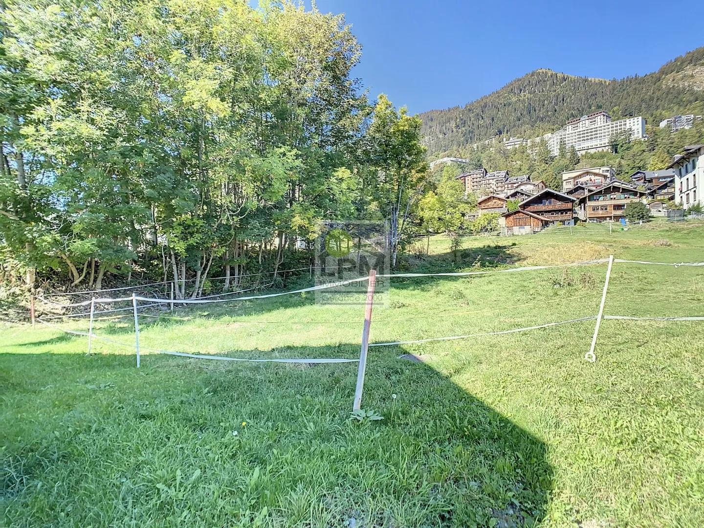 „Terreno in vendita di 691m2 nel villaggio al confine con la zona industriale“ - Foto 1 di 5