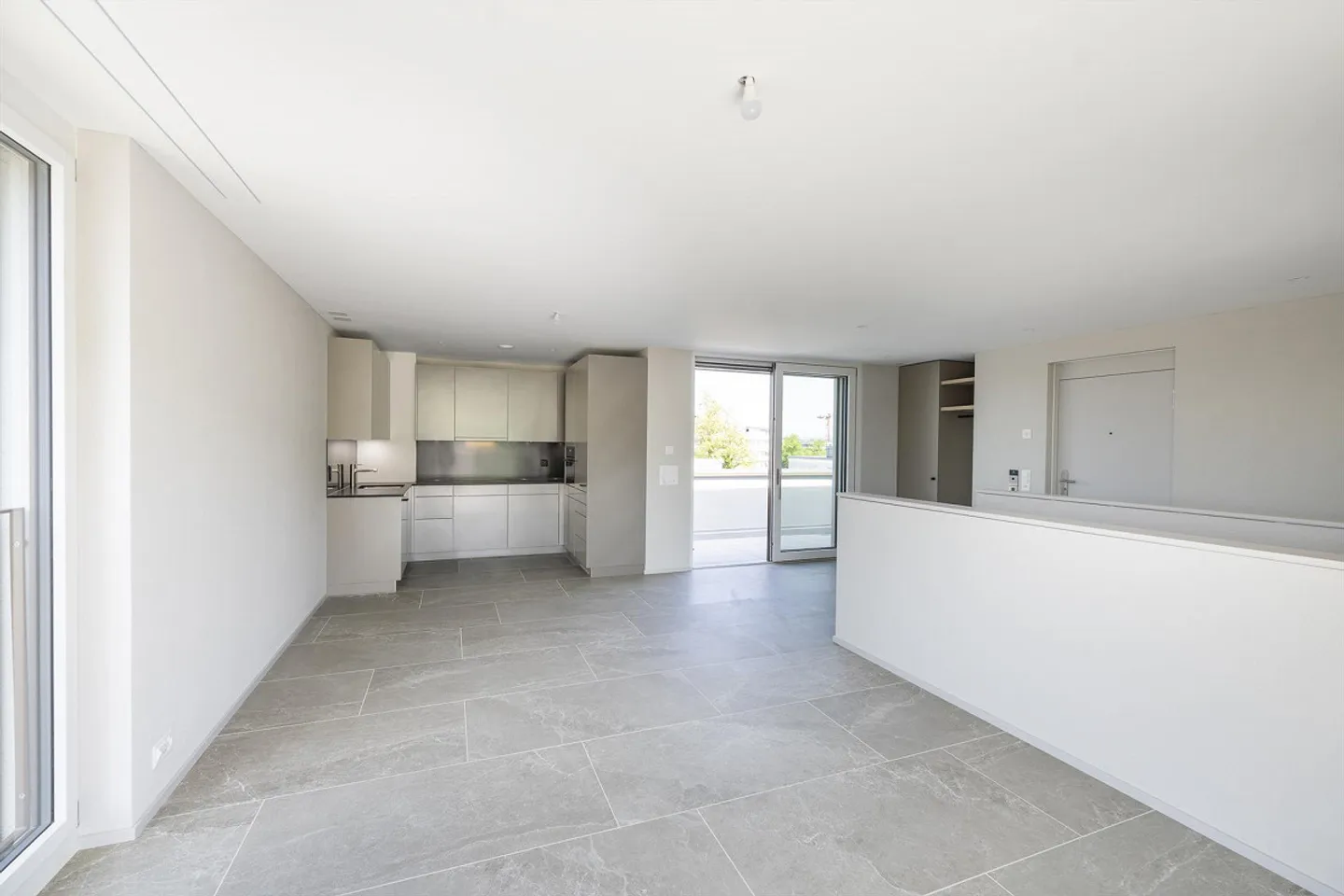 Exclusive 2.5-room penthouse apartment with two terraces - Photo 3 of 8