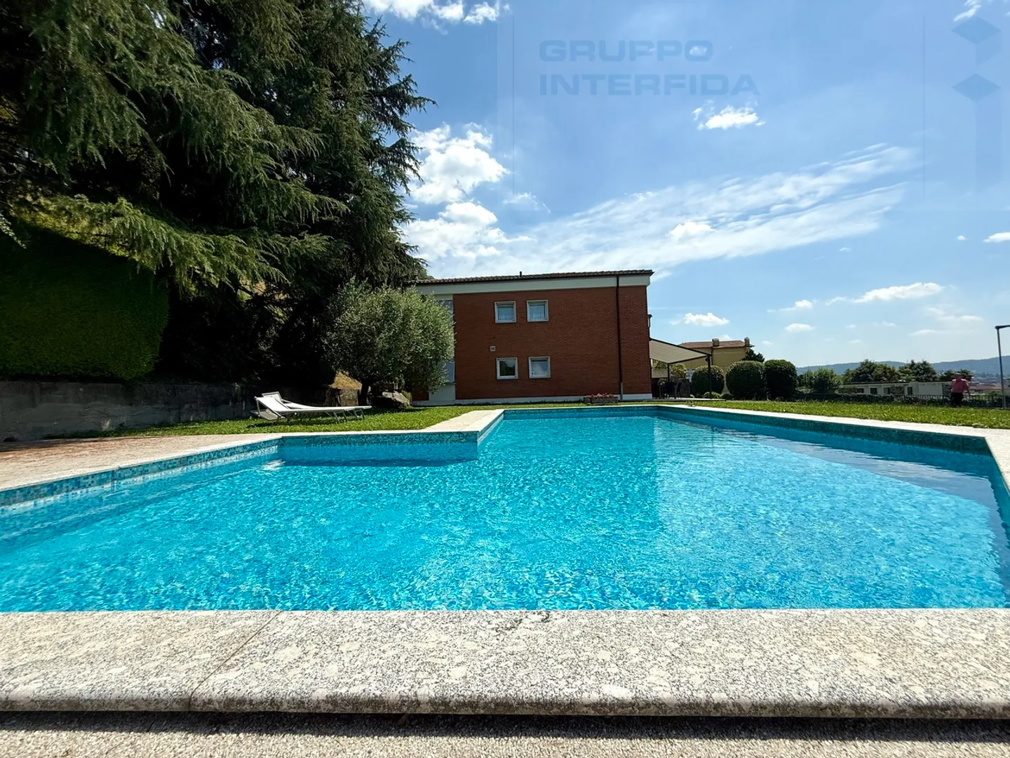 GRANDE VILLA AVEC PISCINE - Photo 3 sur 18
