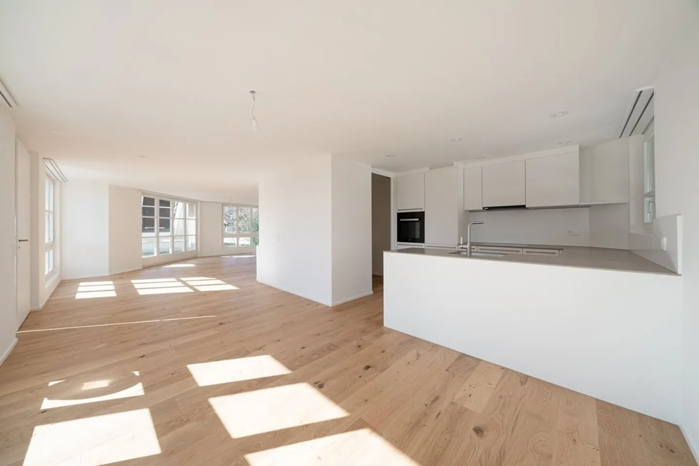 SPACIOUS BRIGHT APARTMENT - FRESHLY RENOVATED - Photo 4 of 12