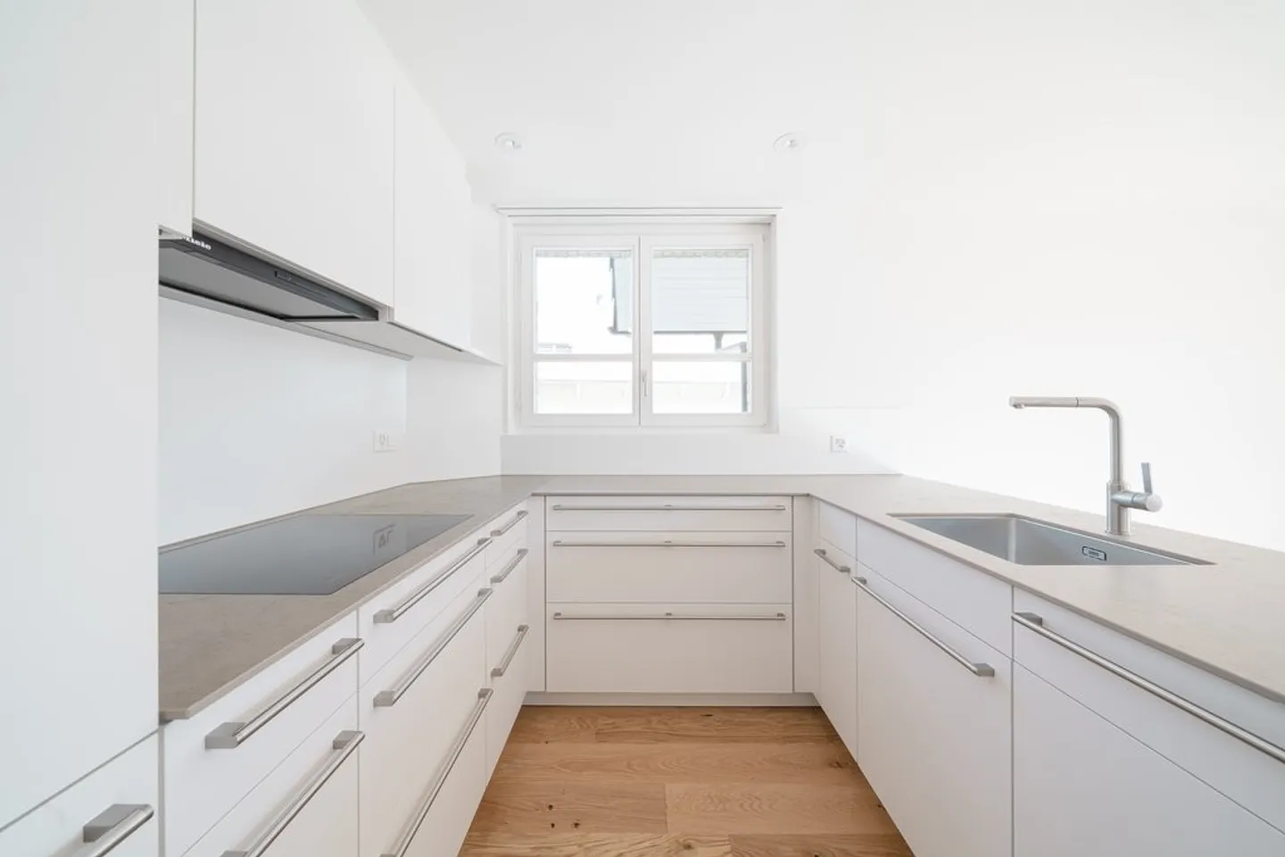 SPACIOUS BRIGHT APARTMENT - FRESHLY RENOVATED - Photo 5 of 12
