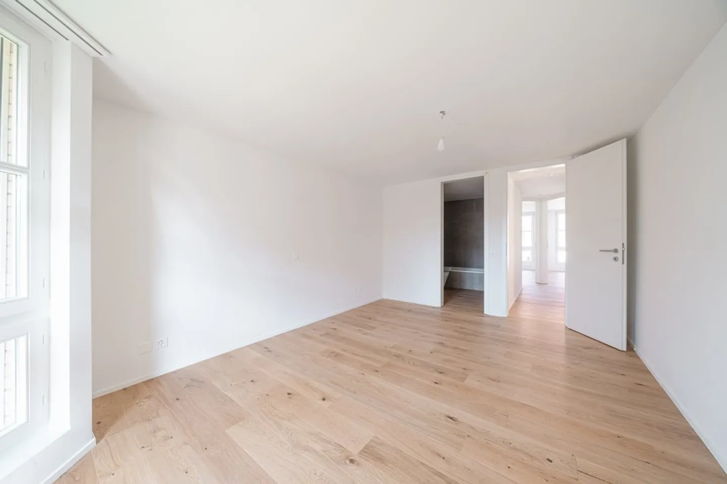 SPACIOUS BRIGHT APARTMENT - FRESHLY RENOVATED - Photo 8 of 12
