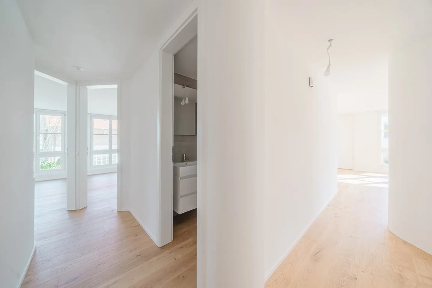 SPACIOUS BRIGHT APARTMENT - FRESHLY RENOVATED - Photo 10 of 12