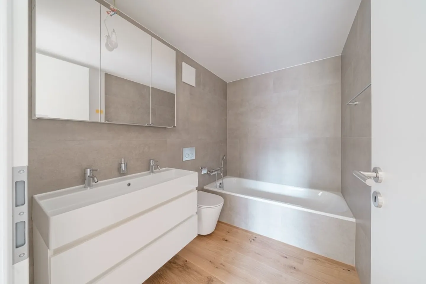 SPACIOUS BRIGHT APARTMENT - FRESHLY RENOVATED - Photo 11 of 12