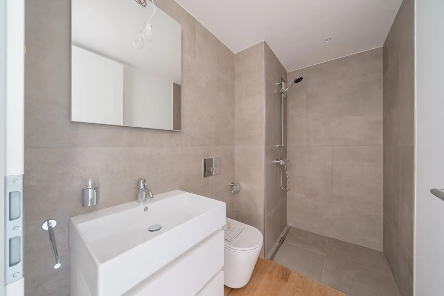 SPACIOUS BRIGHT APARTMENT - FRESHLY RENOVATED - Photo 12 of 12