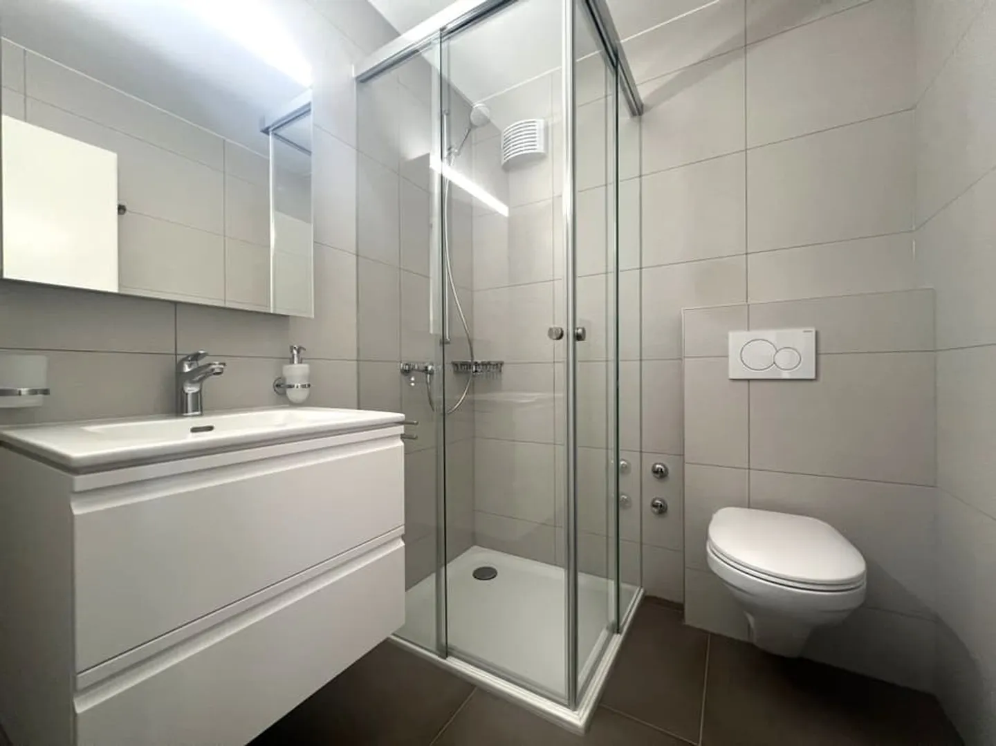 Magnificent 4.5-room apartment with lake view / 3 bedrooms / 2 bathrooms / 1 large balcony / 1 storage - Photo 7 of 13