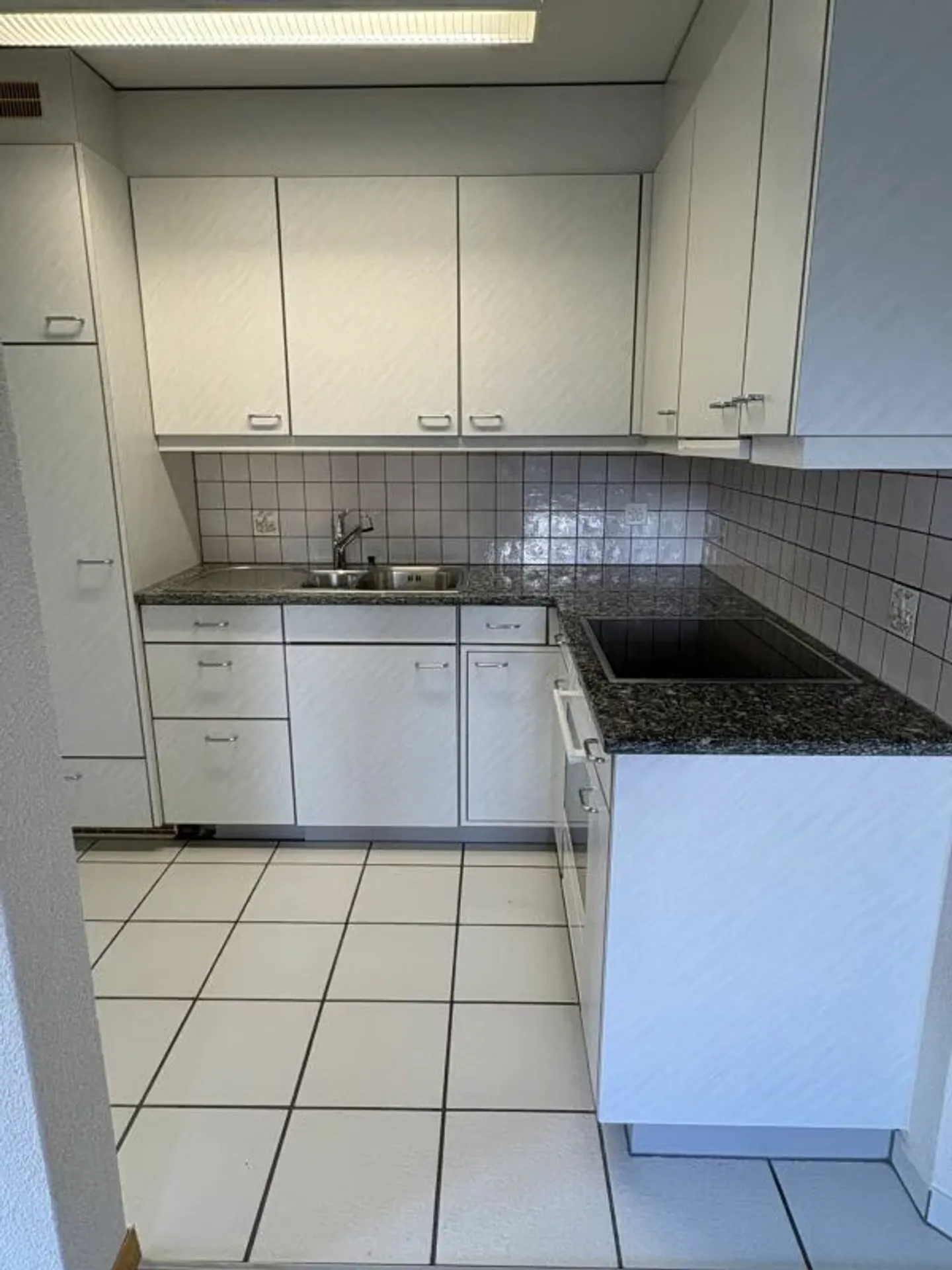 Appartement attrayant de 2½ pièces dans un quartier résidentiel bien entretenu - Photo 2 sur 4