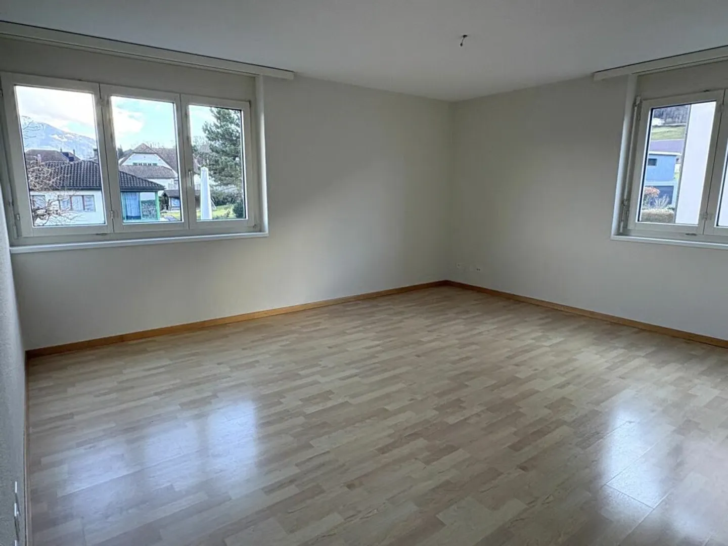 Appartement attrayant de 2½ pièces dans un quartier résidentiel bien entretenu - Photo 3 sur 4