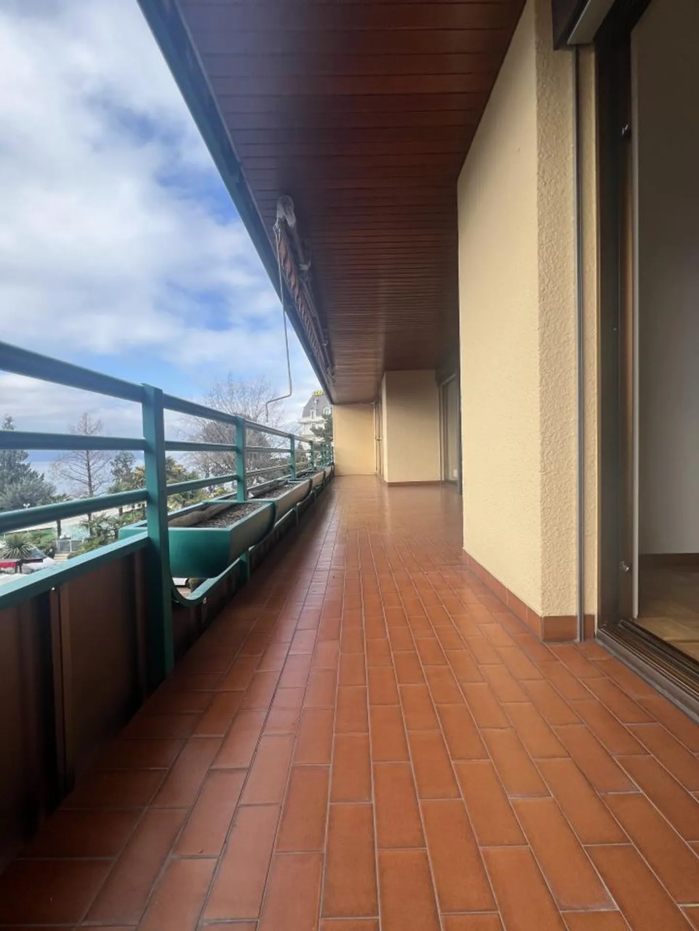 Magnificent 4.5-room apartment with lake view / 3 bedrooms / 2 bathrooms / 1 large balcony / 1 storage - Photo 11 of 13