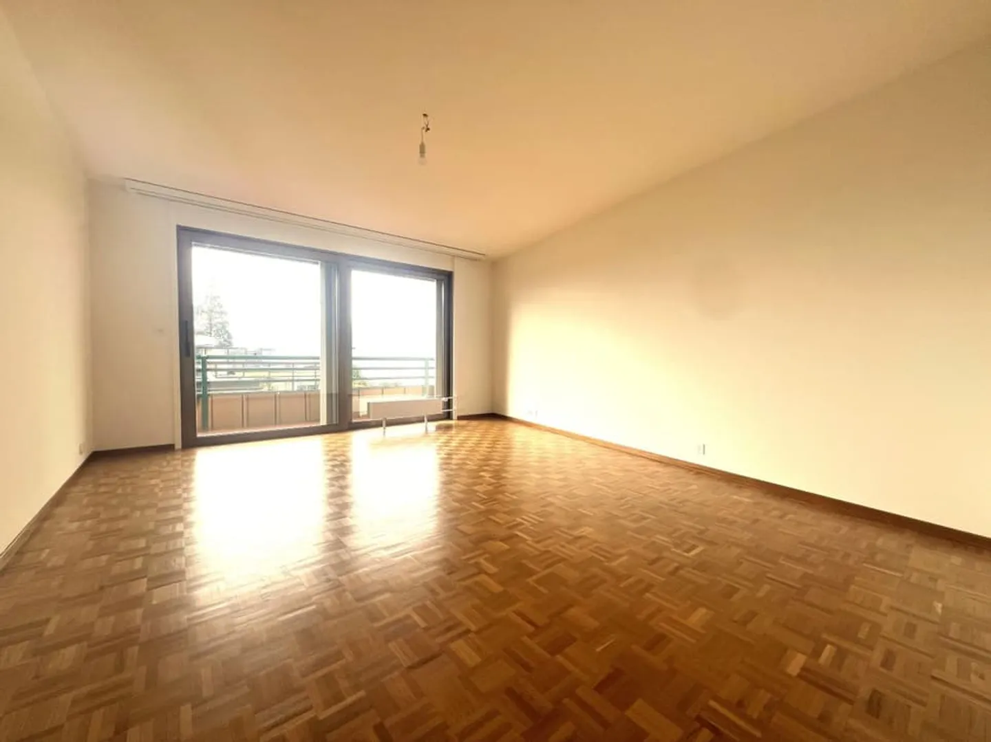 Magnificent 4.5-room apartment with lake view / 3 bedrooms / 2 bathrooms / 1 large balcony / 1 storage - Photo 3 of 13