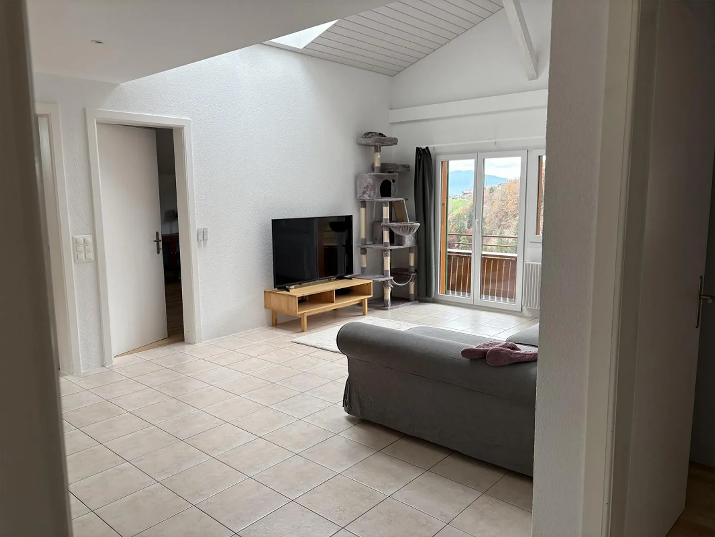 Schöne 4,5 Zimmer Wohnung mit atemberaubender Aussicht in Sigriswil - Foto 1 von 16
