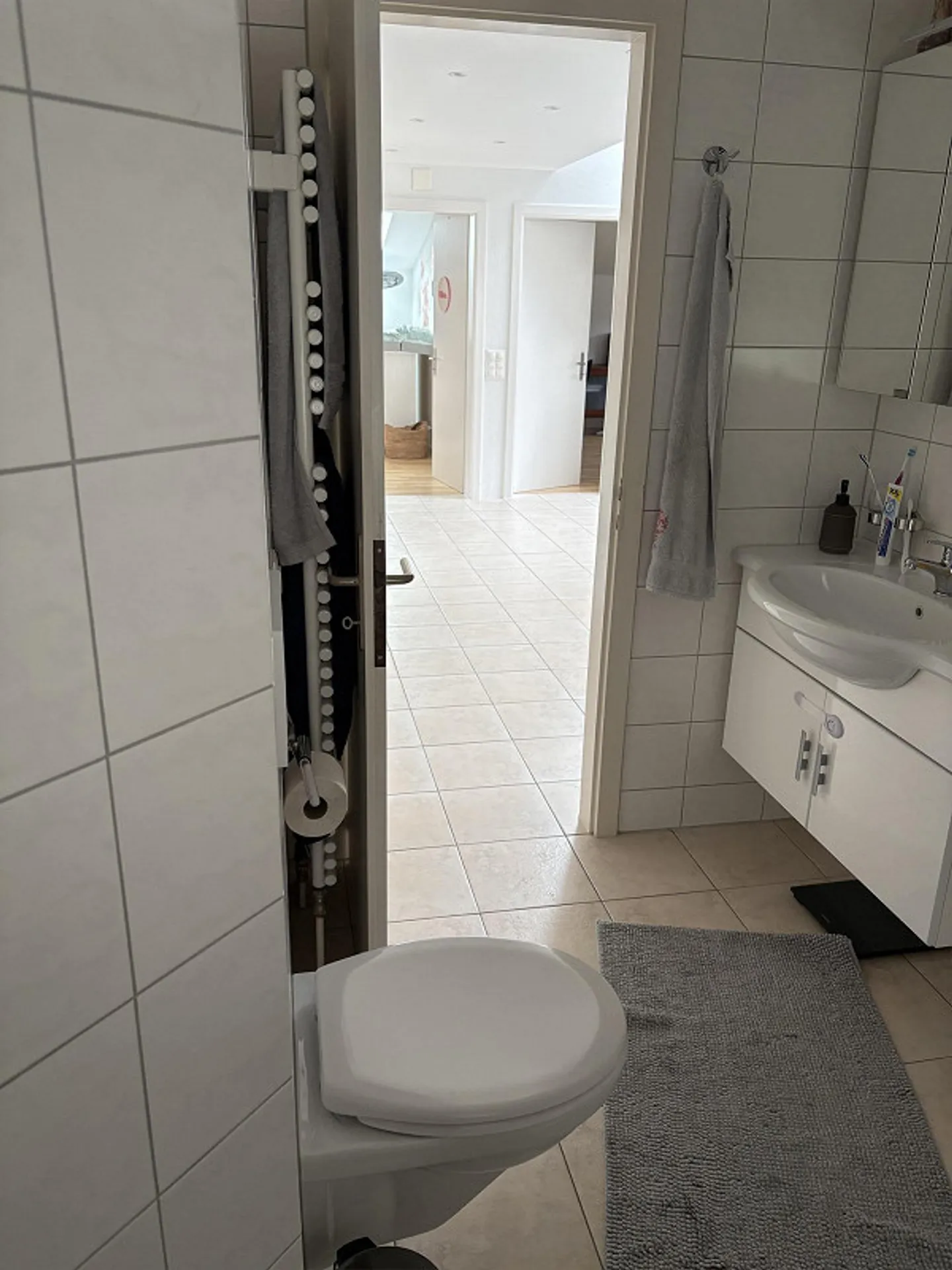 Schöne 4,5 Zimmer Wohnung mit atemberaubender Aussicht in Sigriswil - Foto 6 von 16