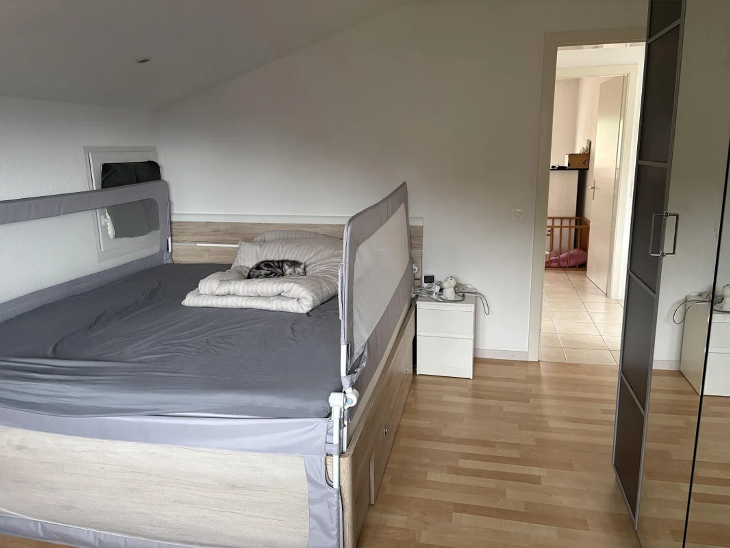 Schöne 4,5 Zimmer Wohnung mit atemberaubender Aussicht in Sigriswil - Foto 3 von 16