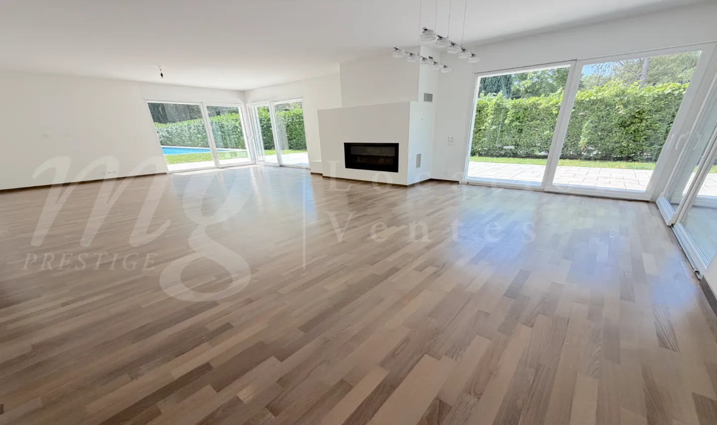 Exclusive! MAGNIFICENT MODERN HOUSE WITH 300 M2, LARGE GARDEN AND SWIMMING POOL - Photo 1 of 10