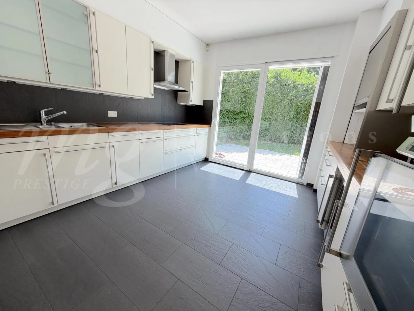 Exclusive! MAGNIFICENT MODERN HOUSE WITH 300 M2, LARGE GARDEN AND SWIMMING POOL - Photo 4 of 10